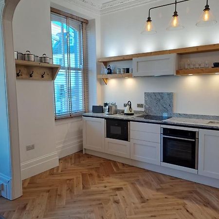 Spinnaker - Self Catering Apartment, Тенби Экстерьер фото