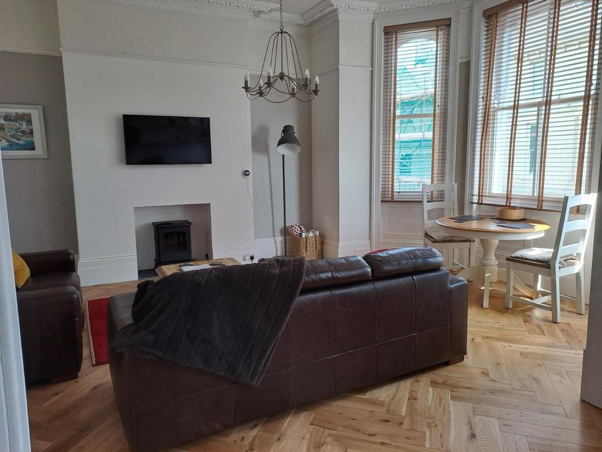Spinnaker - Self Catering Apartment, Тенби Экстерьер фото